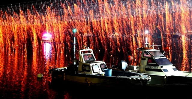 바다위를 황홀하게 수놓는 해상 불꽃낙화.