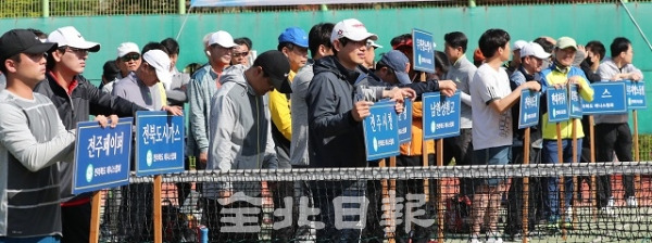지난해 열린 전북일보배 직장·클럽대항 테니스대회 개회식 모습.