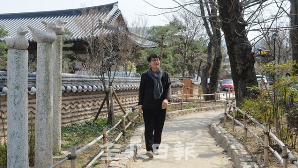 최신현 전주시 총괄조경건축가가 전주 한옥마을에 위치한 최명희 문학관 옆 돌담길을 걷고 있다. 박형민 기자