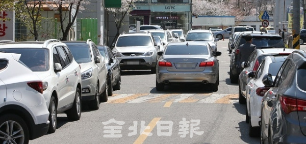 13일 전주시의 한 웨딩홀 인근 도로가 불법 주정차된 차들로 인해 교통혼잡이 일어나고 있다. 조현욱 기자