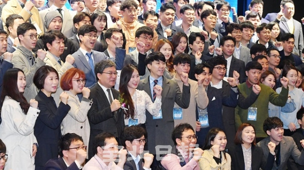 호남권 청년창업사관학교 제9기 입교식이 열린 12일 전주 그랜드힐스턴호텔에서 이상직 중소벤처기업진흥공단 이사장과 호남권 9기 입교생들이 기념촬영을 하고 있다. 박형민 기자