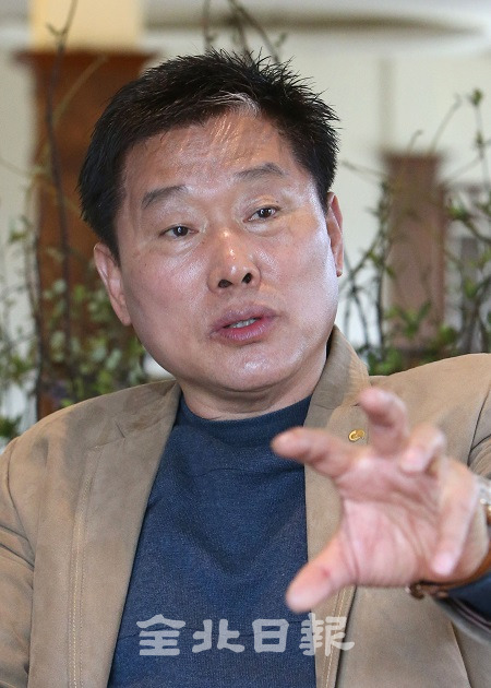 한국서예협회 호암 윤점용 이사장이 전북일보와의 인터뷰에서 대한민국 임시헌장 서예작품의 의미를 말하고 있다. 조현욱 기자