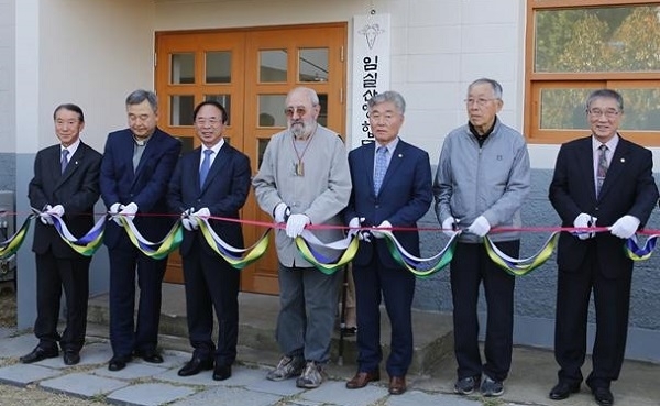 지난 2017년 10월 27일 임실읍 옛 치즈공장 현지에서 열린 ‘치즈역사문화공간’준공식에서 지정환 신부(왼쪽 네번째)가 테이프커팅에 참여하고 있다.