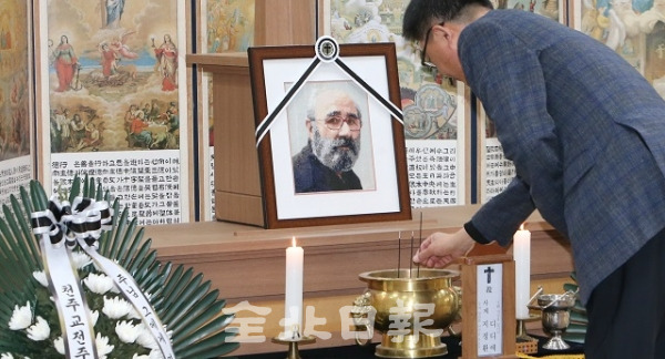 임실 치즈의 아버지인 지정환 신부가 숙환으로 별세한 13일 전주 중앙성당에 마련된 빈소를 찾은 조문객들이 조문을하고 있다. 조현욱 기자