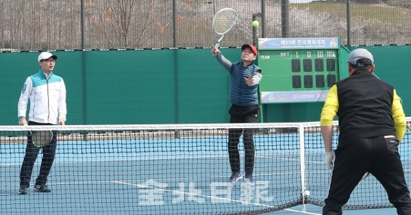 제30회 전북일보배 직장·클럽 대항 테니스 대회에 참가한 선수들이 열띤 경기를 펼치고 있다. 조현욱 기자