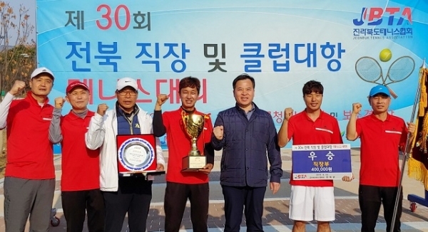 직장부 우승을 차지한 현대자동차 전주공장 동호인들이 기념촬영을 하고 있다.