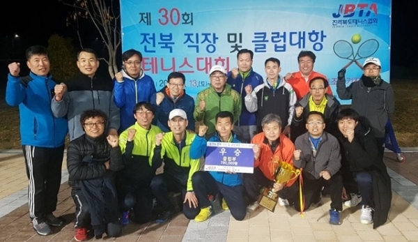 클럽 부문 우승을 차지한 전주완산클럽 동호인들이 기념촬영을 하고 있다.