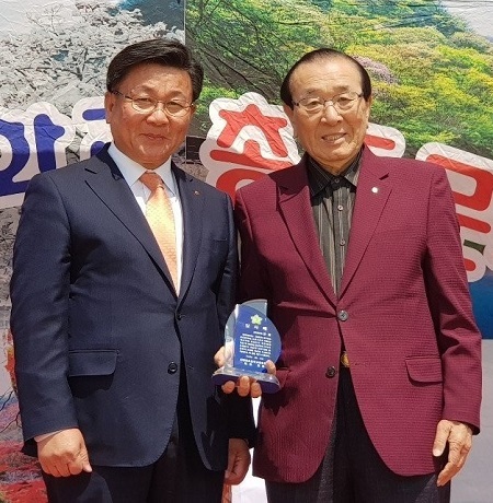강광 전 정읍시장(오른쪽)이 신태인초 총동문회로부터 감사패를 받고 기념촬영을 하고 있다.