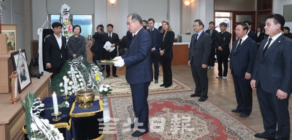 15일 이개호 농림축산식품부 장관이 故지정환 신부의 빈소인 전주중앙성당을 방문해 조문한 후 국민훈장 모란장을 전수하고 있다. 조현욱 기자