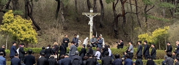 고 지정환 신부가 전주 치명자산 성직자 묘지에 안치되는 모습을 성직자와 신자 등이 지켜보고 있다.