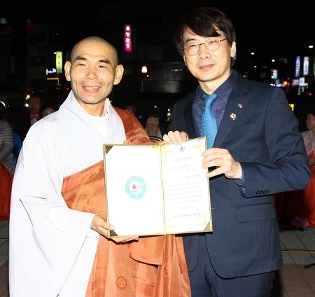 정읍불교 사암연합회 도완 주지스님과 김인태 부시장이 기념촬영을 하고 있다.