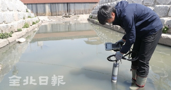 지난 15일 전주 건산천 일대에서 전북보건환경연구원 수계조사과 직원들이 건산천의 수질 조사를 하고 있다. 조현욱 기자