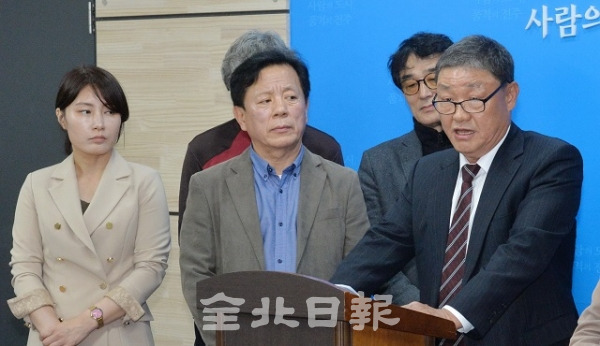 17일 전주시청 브리핑룸에서 전북중소상인연합회 등 시민단체 회원들이 컨벤션을 포함한 전주시의 전주종합경기장 개발계획을 중단할 것을 촉구했다. 박형민 기자