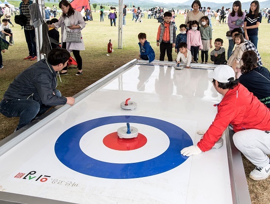 의성은 연의 도시며 컬링의 도시다. 축제장 한편에는 어린이들이 간단히 컬링을 체험할 수 있는 미니 컬링장이 마련됐다. 사진= 의성세계연축제집행위원회 제공　