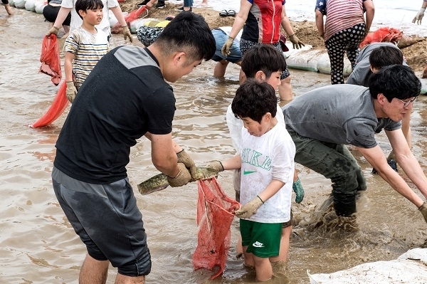 온 가족이 함께 맨손으로 메기를 잡아보자! 세계연축제장 강변 둔치에는 메기잡이 체험장이 마련됐다. 이곳에서는 일정한 체험료를 내면 메기도 잡고 숯불에 잡은 메기를 구워먹을 수 있다. 사진= 의성세계연축제집행위원회