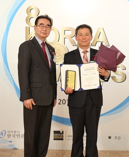 17일 서울 소공동 롯데호텔에서 열린 2019 공감경영 대상 시상식에서 김선규 국민연금공단 사회적가치실현단장(오른쪽)이 일자리 창출 공공기관 대상을 수상하고 기념촬영을 하고 있다. 사진제공= 국민연금공단