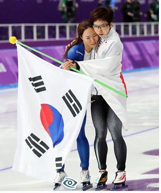 강원 강릉스피드스케이팅경기장에서 열린 2018 평창 동계올림픽 스피드스케이팅 여자 500m 경기에서 은메달을 획득한 이상화가 금메달을 획득한 일본의 고다이라 나오의 품에 안기고 있다. /연합뉴스
