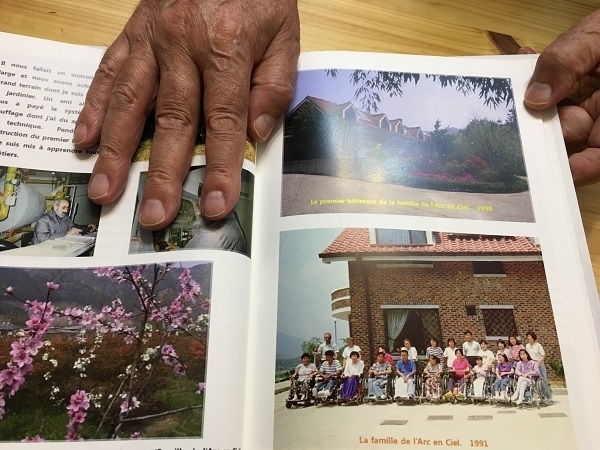 무지개 가족을 소개하는 지정환 신부