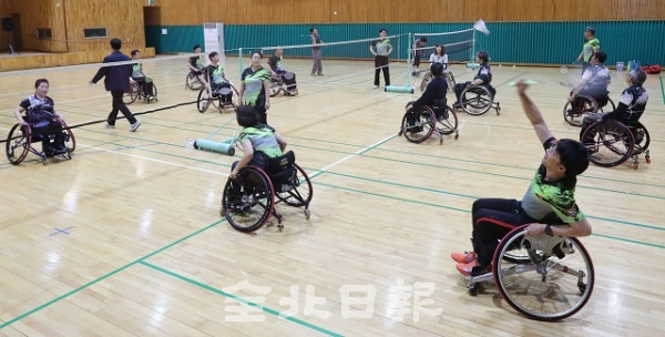 지난 11일 전라북도 장애인복지관에서 사회통합의 일환으로 비장애인이 휠체어를 타고 장애인들과 같이 배드민턴 경기를 하고 있다. 조현욱 기자