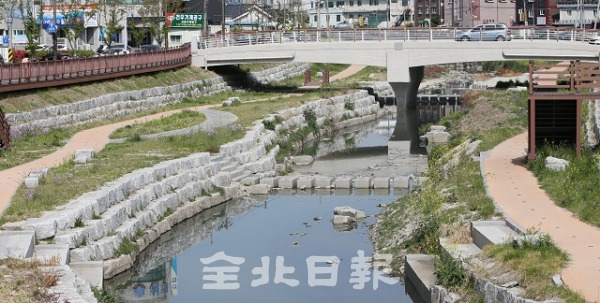 18일 건산천 일대 오염과 악취가 지속되고 있는 가운데 전주시의 대책 마련이 시급한 상황이다. 사진은 건산천 전경. 조현욱 기자