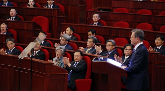 우즈베키스탄을 국빈 방문 중인 문재인 대통령이 19일 오후(현지시간) 타슈켄트 시내 하원 본회의장에서 우즈베키스탄 상·하원 의원과 주요 언론이 참석한 가운데 우리나라 대통령으로서는 처음으로 연설을 한 뒤 참석의원 등의 박수를 받고 있다. /연합뉴스