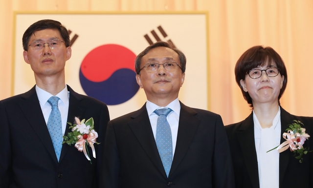 19일 오후 서울 종로구 헌법재판소에서 열린 문형배·이미선 헌법재판관 취임식에서 유남석 헌법재판소장(가운데)이 문형배 신임 헌법재판관(왼쪽), 이미선 신임 헌법재판관과 기념촬영을 하고 있다. /연합뉴스