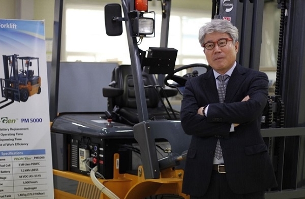 완주 전주과학산업연구단지 내 부설연구소에서 가온셀에서 개발한 수소지게차 앞에서 포즈를 취하고 있는 장성용 가온셀 대표.