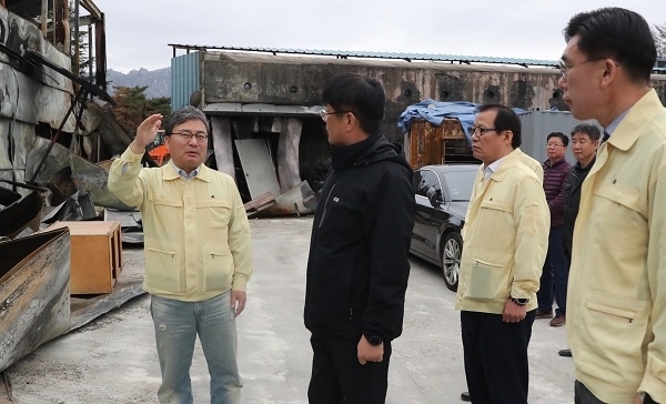 이상직 이사장이 (주)금강레미콘을 방문하여 산불피해에 따른 애로사항을 청취하고 있다. 사진제공=중소벤처기업진흥공단