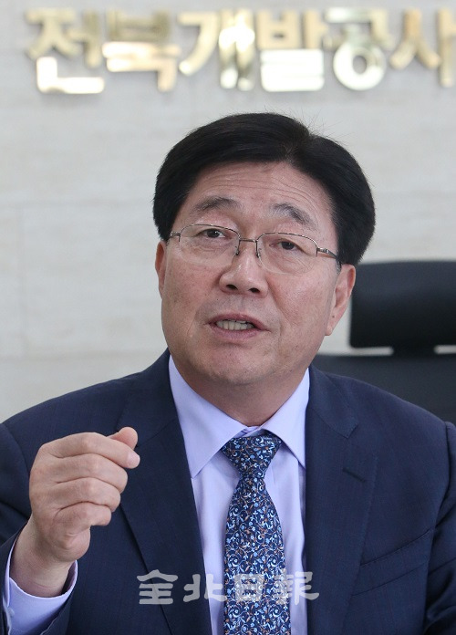 김천환 전북개발공사 사장이 전북일보와의 인터뷰에서 전북개발공사가 나아갈 방향에 대해 말하고 있다. 조현욱 기자