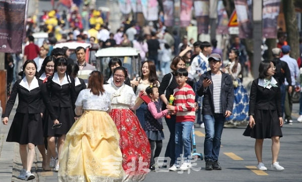 따뜻한 봄 날씨를 보인 20일 전주 한옥마을을 방문한 관광객들이 즐거운 주말을 보내고 있다. 조현욱 기자