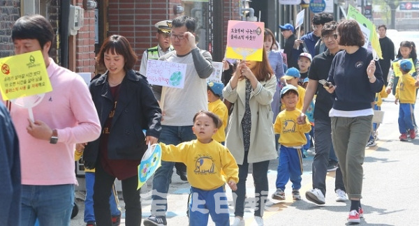 20일 전라북도지속가능발전협의회와 시민들이 객리단길에서 거리 청소와 일회용품 줄이기를 홍보하며 행진하고 있다. 조현욱 기자