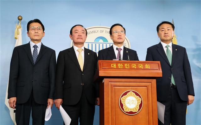 '패스트트랙' 브리핑하는 여야 4당 원내대표들 /사진 = 연합뉴스