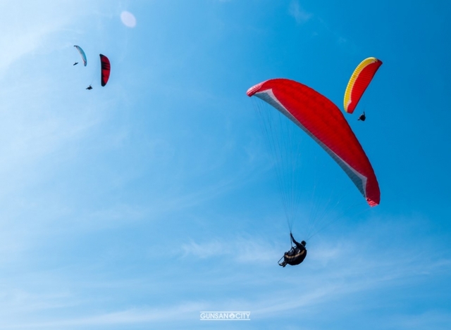패러글라이딩 장면(출처: 군산시홍보포털)