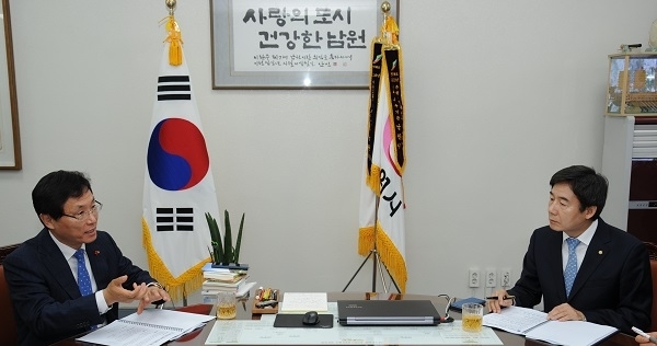 24일 남원시청에서 이용호(오른쪽) 국회의원과 이환주 남원시장이 지역 현안에 대해 논의하고 있다. 사진제공=남원시