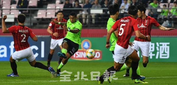 24일 전주월드컵경기장에서 열린 아시아축구연맹(AFC) 챔피언스리그 G조 4차전 전북현대와 일본 우라와 레즈와의 경기에서 전북현대 로페즈 선수가 전반전 강력한 슛으로 선제골을 성공시키고 있다. 박형민 기자