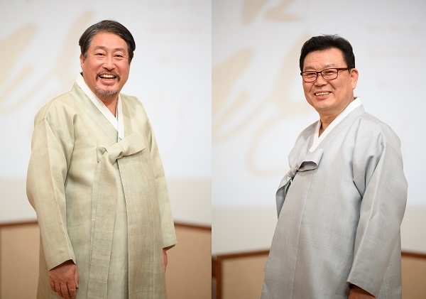 왕기석(왼쪽) 명창과 원기중 국문학 박사.