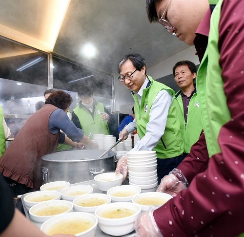 국민연금공단 김성주 이사장이 준비된 음식을 나눠주고 있다. 사진제공=국민연금공단