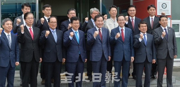 25일 우석대학교 수소연료전지 지역혁신센터에서 열린 완주 수소경제 현장간담회에 참석한 이낙연 국무총리와 송하진 도지사, 안호영 국회의원, 김승수 전주시장, 박성일 완주군수, 장영달 우석대학교 총장 등 간담회 참석자들이 기념촬영을 하고 있다. 박형민 기자