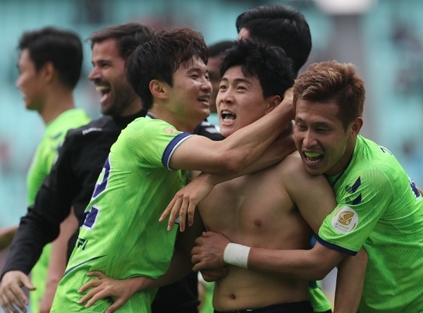 28일 오후 전북 전주월드컵경기장에서 열린 하나원큐 K리그1 2019 전북 현대와 FC 서울의 경기. 전북 한승규가 경기 종료 직전 골을 넣고 동료들과 함께 기뻐하고 있다. 연합뉴스