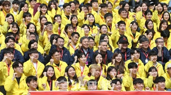 제20회 전주국제영화제 지프지기 발대식이 전주대학교 jj아트홀 입구에서 실시된 27일 김승수 조직위원장을 비롯한 이충직 집행위원장과 스태프, 자원봉사자들이 화이팅을 외치며 기념촬영을 하고 있다. 조현욱 기자