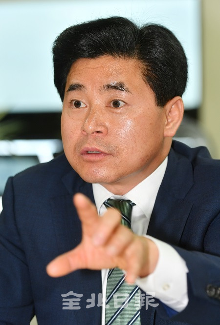 김용실 금융감독원 전북지원장이 취임 소감과 앞으로의 계획에 대해 이야기 하고 있다. 박형민 기자