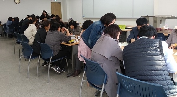 강원도 중학교 교사와 협력강사가 함께 코티칭 수업 실습하는 장면. 사진 제공= 전북교육자치시민연대