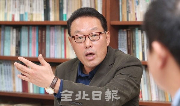 29일 전북대학교 총장선거 경찰 개입사태 수사 관련 기자회견이 전북대학교 인문관에서 열린 가운데 장준갑 교수가 기자들의 질의에 답변하고 있다. 조현욱 기자