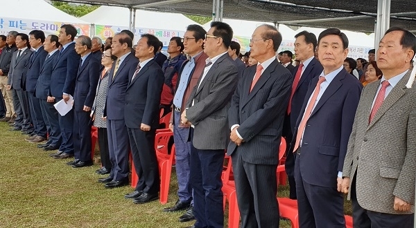 30일 진안군 안천면 다목적구장에서 열린 안천면민의 날 화합한마당 잔치에서 참석자들이 국민의례에 임하고 있다.