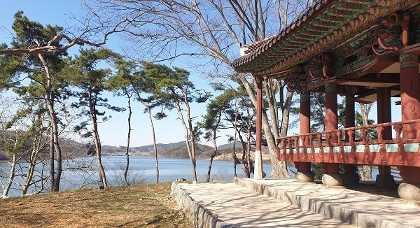 익산시 왕궁면 익산보석테마공원 안에 있는 함벽정(涵碧亭, 전북유형문화재 127호)과 왕궁저수지. 함벽정은 1930년 왕궁저수지의 제방이 완성된 것을 기념하여 이 고장의 부호였던 송병우가 건립하였다고 한다.