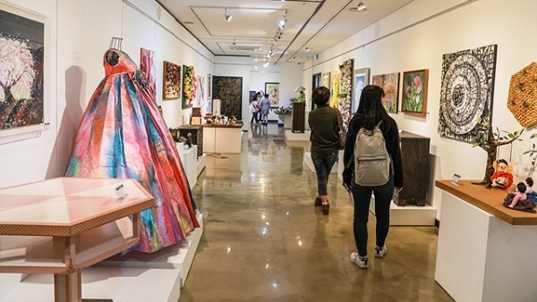 지난해 진행된 제24회 전국한지공예대전 수상작 전시. 사진제공=전주한지문화축제 조직위원회