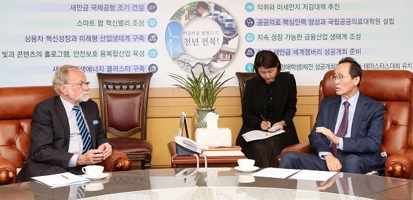 미하엘 라이터러 주한 유럽연합(EU) 대사와 송하진 전북도지사가 대화를 나누고 있다.