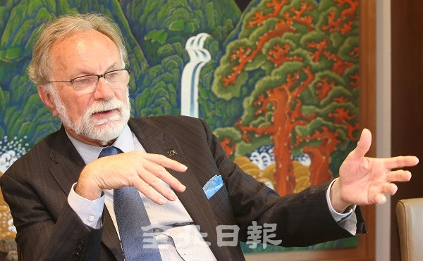 30일 미하엘 라이터러 주한 유럽연합 대사가 본보와의 인터뷰에서 전북이 제3 금융중심지로 지정되기 위한 조언을 하고 있다. 조현욱 기자