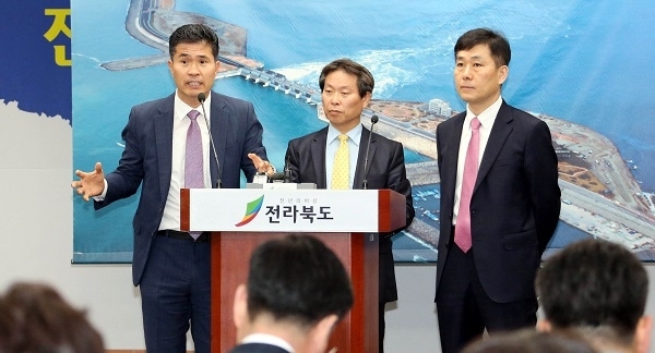 1일 전북도청 브리핑룸에서 '새만금 태양광사업 지역 상생 방안' 관련하여 민관협의회에서 합의된 사항에 대하여  공동위원장(오창환 전북대교수, 새만금개발청 안충환 차장)과 이원택 정무부지사가 브리핑을 가지고 있다. 사진제공= 전북도