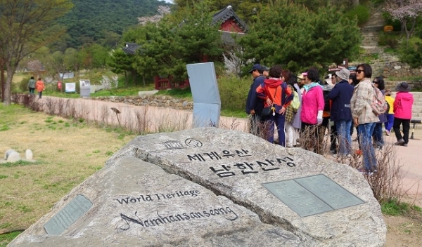 광주시티투어는 유네스코 세계유산으로 지정된 남한산성과 화담숲을 돌아보는 코스로 운영된다. 사진은 남한산성 투어 모습. 사진제공=경기관광공사